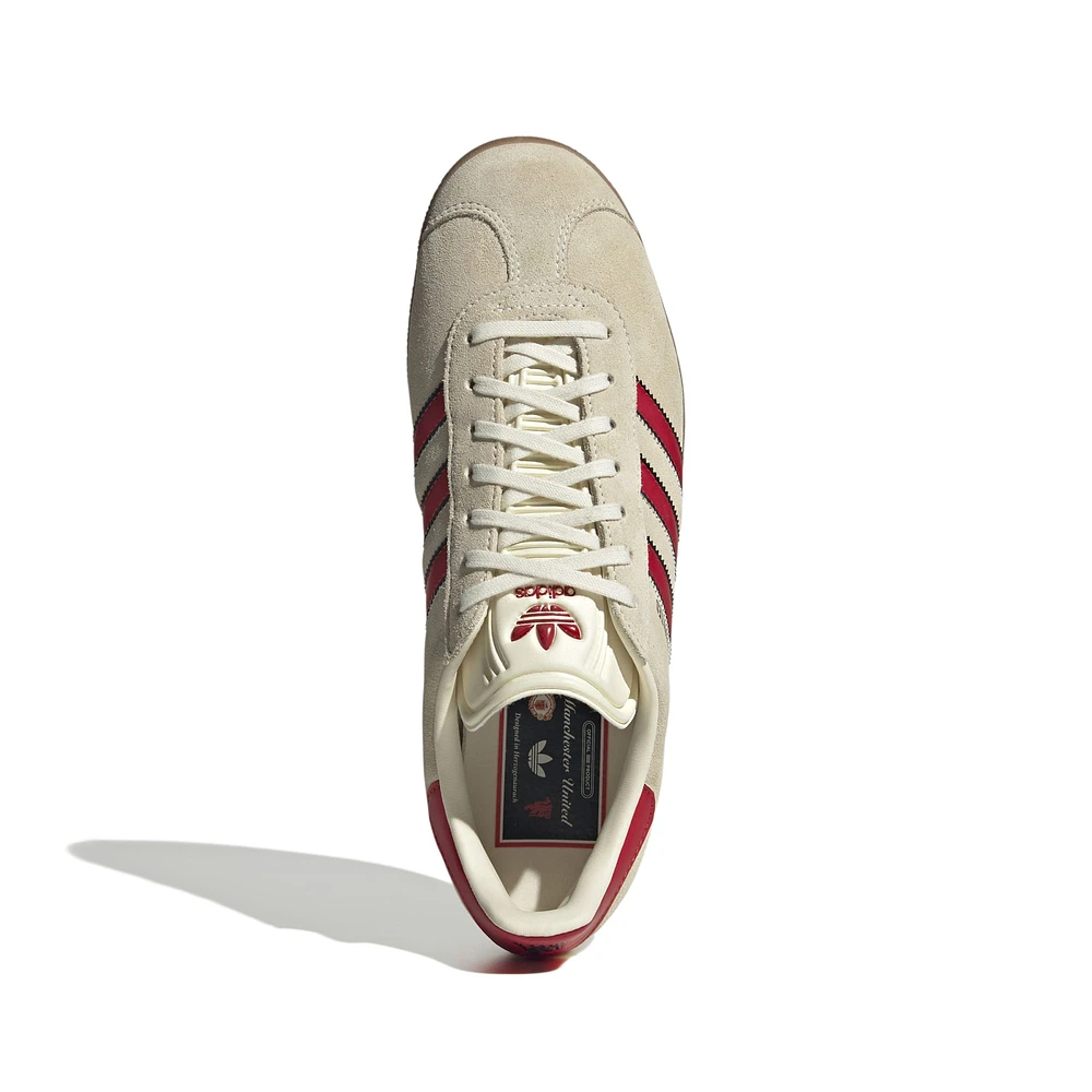 Chaussures adidas Originals pour hommes de la collection Manchester United Terrace Icons Gazelle couleur crème
