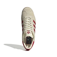 Chaussures adidas Originals pour hommes de la collection Manchester United Terrace Icons Gazelle couleur crème