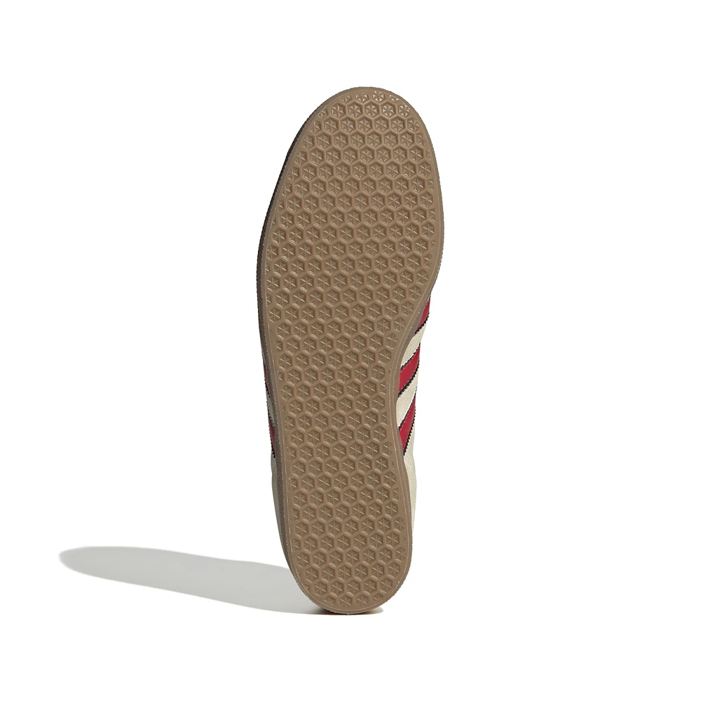 Chaussures adidas Originals pour hommes de la collection Manchester United Terrace Icons Gazelle couleur crème