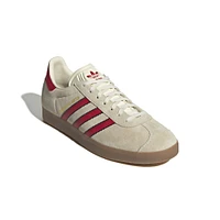 Chaussures adidas Originals pour hommes de la collection Manchester United Terrace Icons Gazelle couleur crème