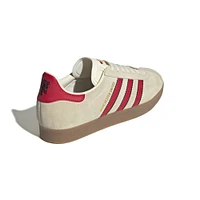 Chaussures adidas Originals pour hommes de la collection Manchester United Terrace Icons Gazelle couleur crème