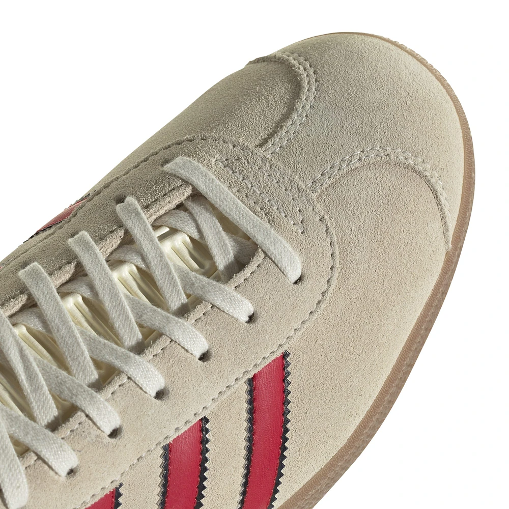 Chaussures adidas Originals pour hommes de la collection Manchester United Terrace Icons Gazelle couleur crème