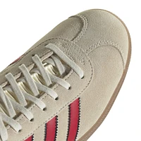 Chaussures adidas Originals pour hommes de la collection Manchester United Terrace Icons Gazelle couleur crème