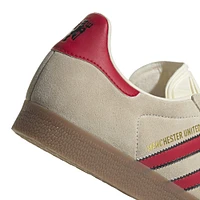 Chaussures adidas Originals pour hommes de la collection Manchester United Terrace Icons Gazelle couleur crème