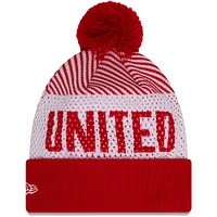 Bonnet en tricot à revers Manchester United Engineered Sport New Era pour homme rouge avec pompon