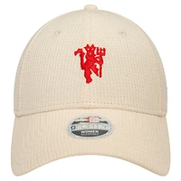 Casquette réglable New Era crème Manchester United Jersey Stitch 9FORTY pour femme