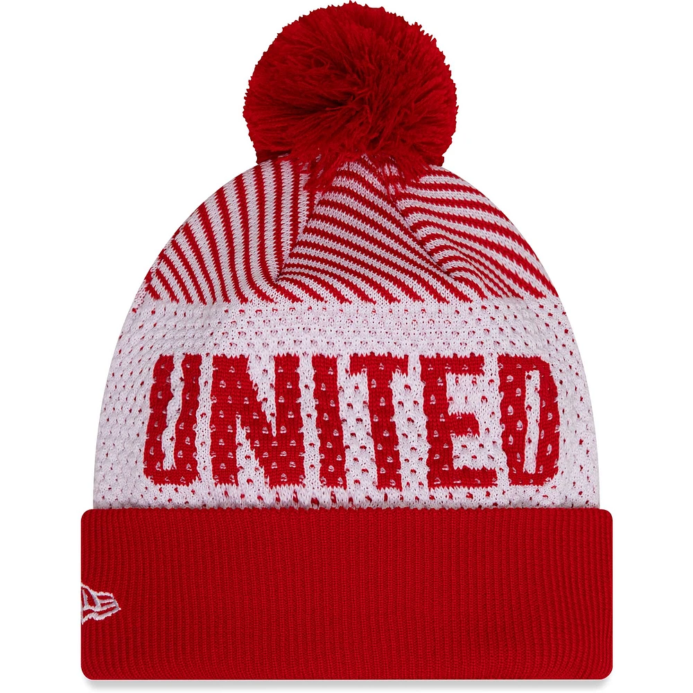 Bonnet en tricot à revers sport Manchester United Engineered New Era rouge pour jeune avec pompon