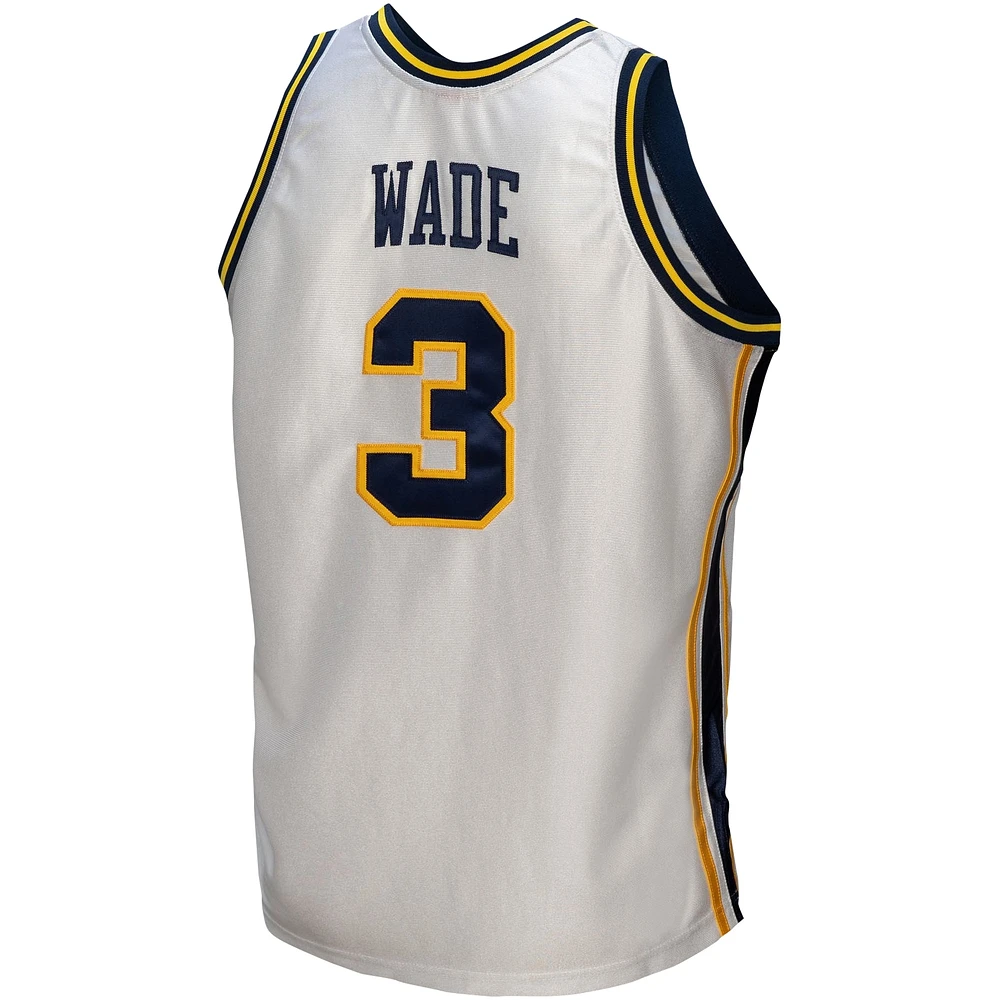 Maillot authentique Mitchell & Ness Dwyane Wade White Marquette Golden Eagles College Vault 2002/03 pour hommes