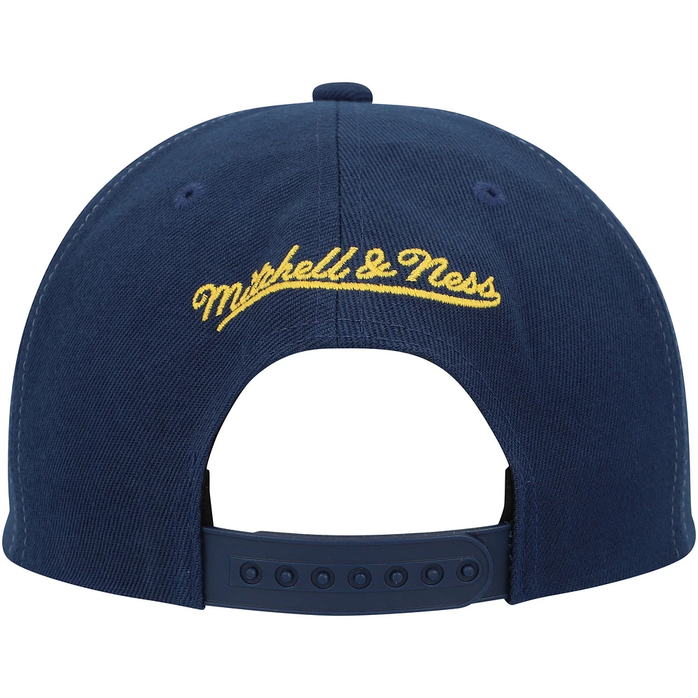 Casquette Snapback à dents de requin Mitchell & Ness Gold/Navy Marquette Golden Eagles pour homme