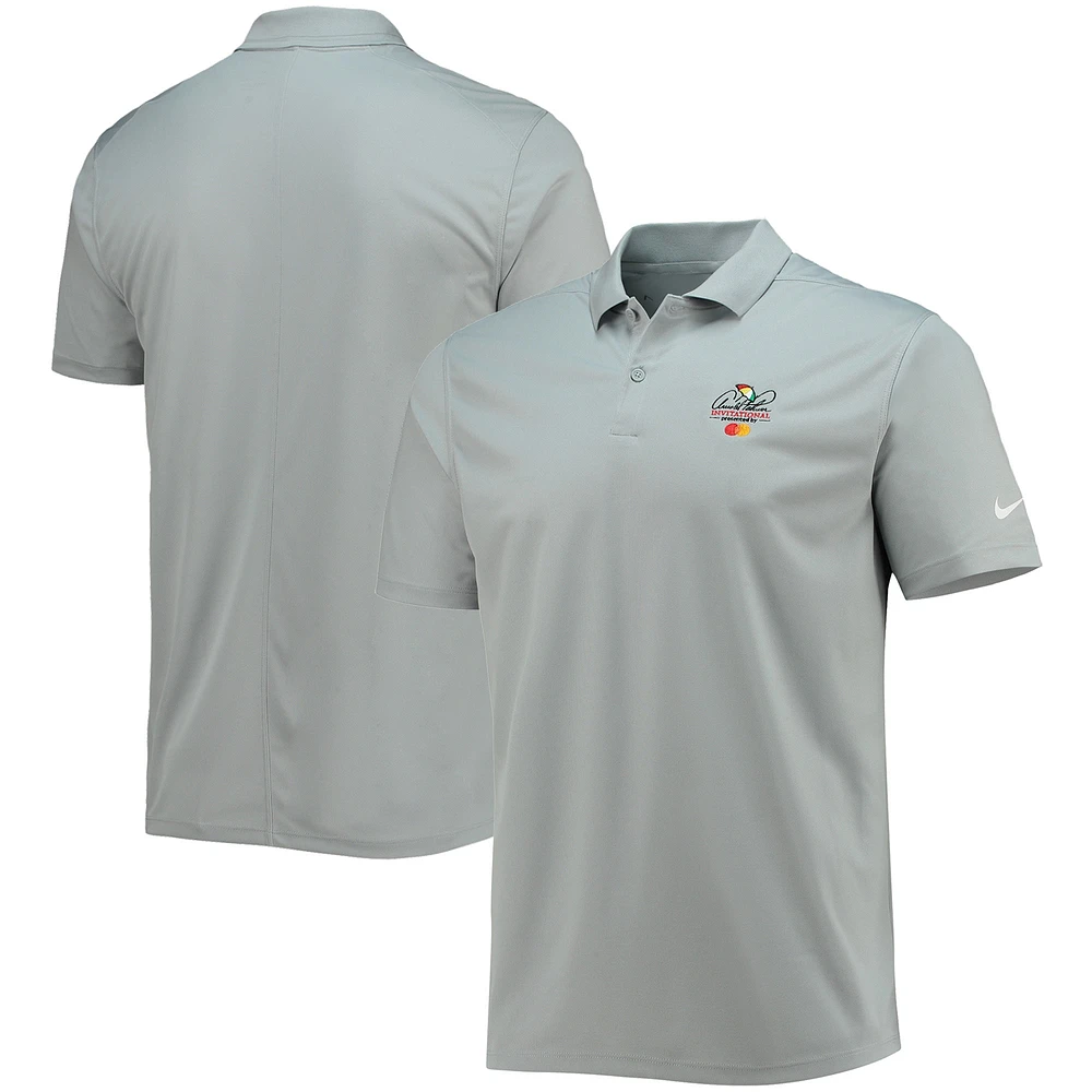 Polo de performance Nike Arnold Palmer Invitational Victory Solid Wordmark pour homme, gris