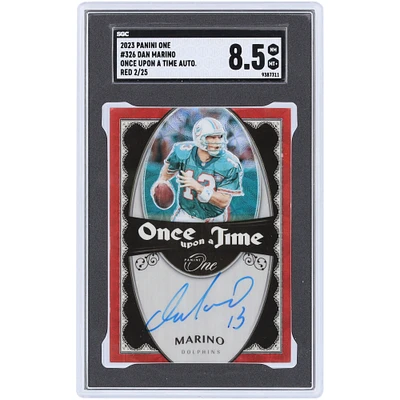 Carte Panini One Red Once Upon A Time #326 #2/25 SGC 8.5 autographiée 2023 par Dan Marino Miami Dolphins