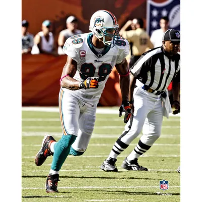 Jeff Wilson Jr. Miami Dolphins Unsigned Shakes Past Defense Photograph