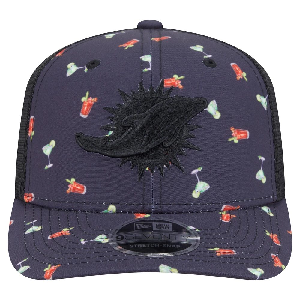 Casquette extensible à boutons-pression New Era bleu marine/noir Miami Dolphins Adventure Drinks Pattern 9SEVENTY pour homme