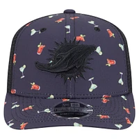 Casquette extensible à boutons-pression New Era bleu marine/noir Miami Dolphins Adventure Drinks Pattern 9SEVENTY pour homme