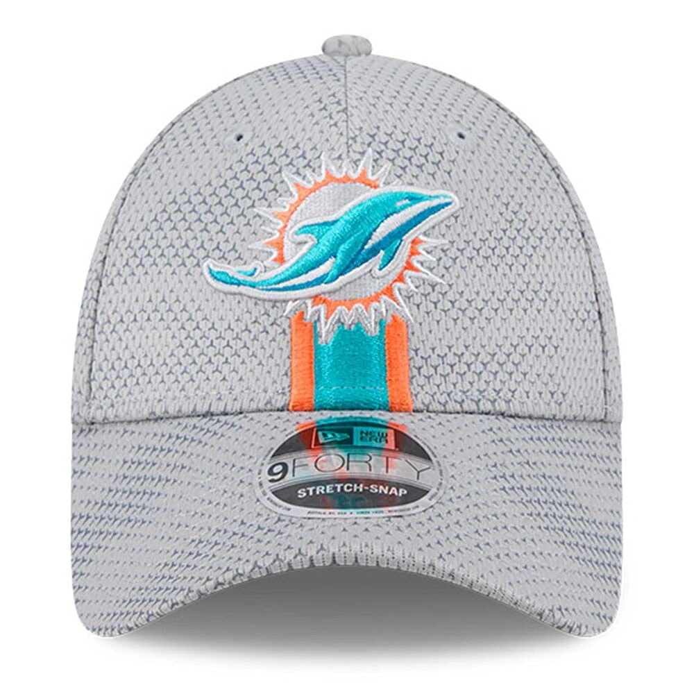 Casquette extensible à bouton-pression New Era pour hommes des Dolphins de Miami 2024 Sideline 9FORTY grise