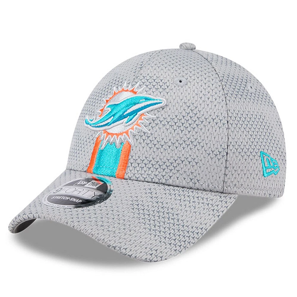 Casquette extensible à bouton-pression New Era pour hommes des Dolphins de Miami 2024 Sideline 9FORTY grise