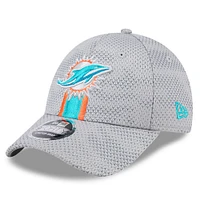 Casquette extensible à bouton-pression New Era pour hommes des Dolphins de Miami 2024 Sideline 9FORTY grise