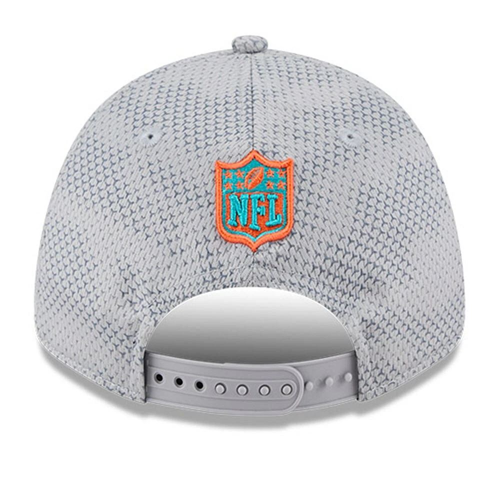 Casquette extensible à bouton-pression New Era pour hommes des Dolphins de Miami 2024 Sideline 9FORTY grise