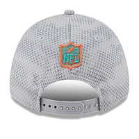 Casquette extensible à bouton-pression New Era pour hommes des Dolphins de Miami 2024 Sideline 9FORTY grise