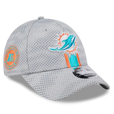 Casquette extensible à bouton-pression New Era pour hommes des Dolphins de Miami 2024 Sideline 9FORTY grise