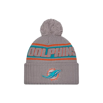 Bonnet en tricot à revers avec pompon Miami Dolphins 2024 Sideline Sport New Era gris pour homme