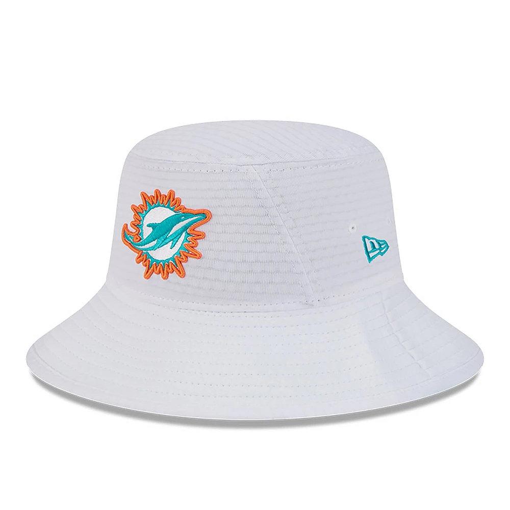 Chapeau bob extensible New Era pour hommes des Miami Dolphins 2024 NFL Training Camp blanc