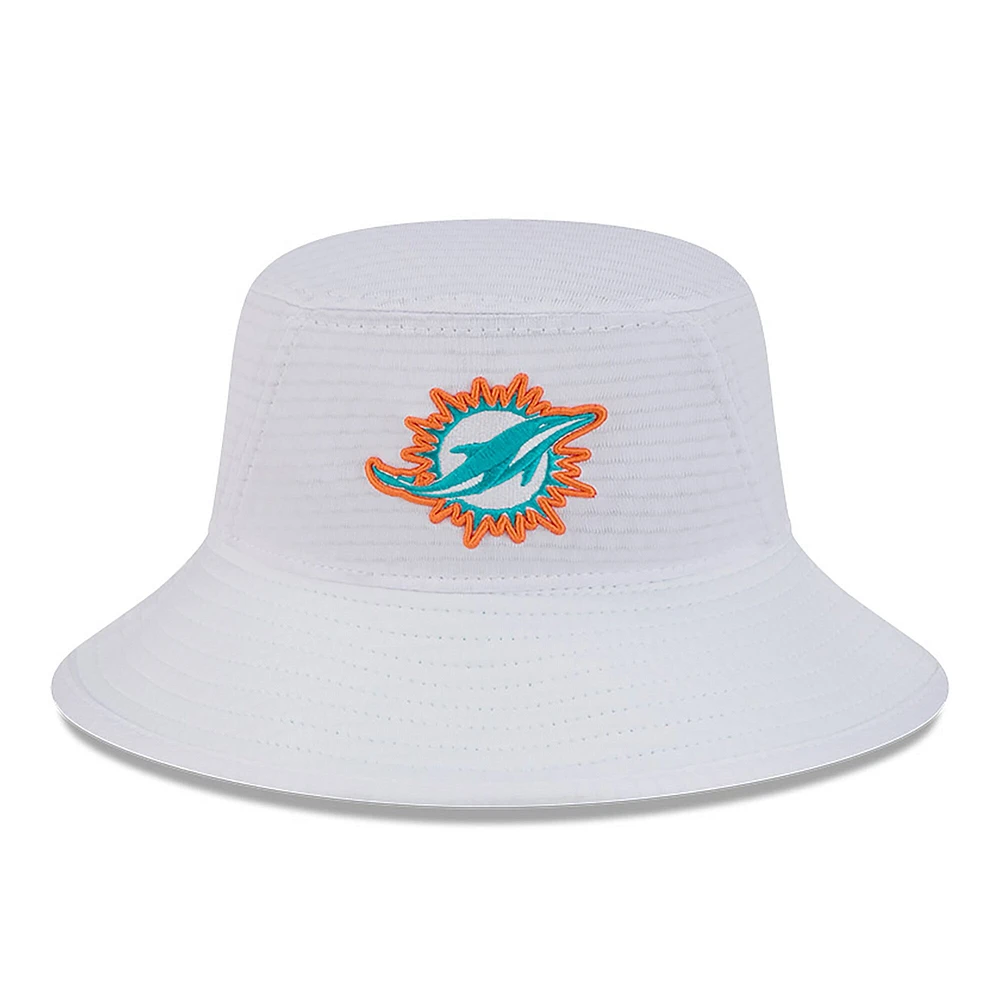 Chapeau bob extensible New Era pour hommes des Miami Dolphins 2024 NFL Training Camp blanc