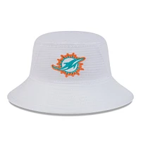 Chapeau bob extensible New Era pour hommes des Miami Dolphins 2024 NFL Training Camp blanc