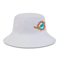 Chapeau bob extensible New Era pour hommes des Miami Dolphins 2024 NFL Training Camp blanc