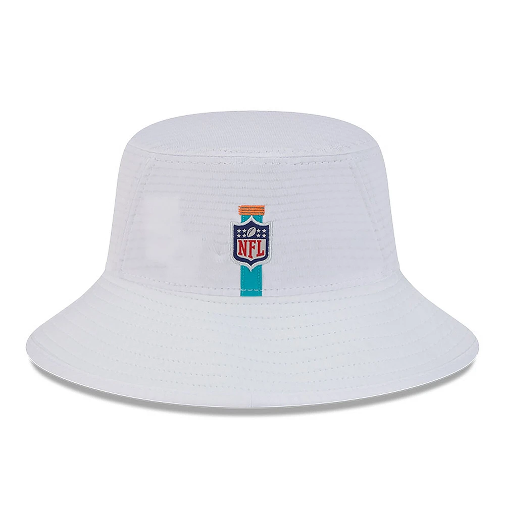 Chapeau bob extensible New Era pour hommes des Miami Dolphins 2024 NFL Training Camp blanc