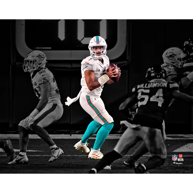 Jeff Wilson Jr. Miami Dolphins Unsigned Shakes Past Defense Photograph