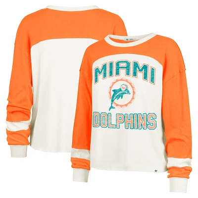 Haut court à manches longues raglan Double Header Curve '47 Cream pour femme des Miami Dolphins