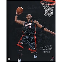Photographie dédicacée de 16" x 20" de Dwyane Wade par le Miami Heat lors de la finale NBA 2006 avec l'inscription "HOF 23"