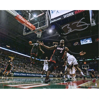 Photographie autographiée de 20,3 x 25,4 cm de Dwyane Wade par le Miami Heat lors du match Alley-Oop contre LeBron James