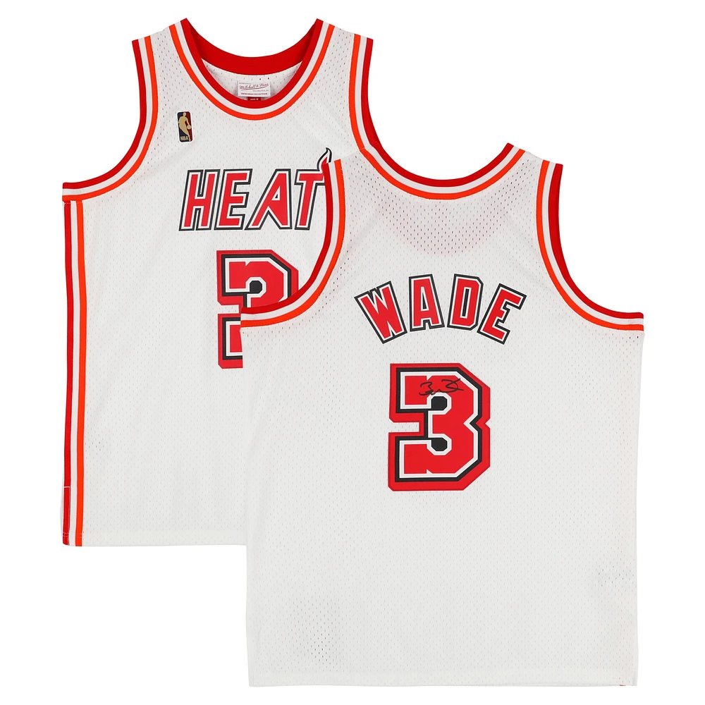 Maillot Swingman blanc classique autographié par Dwyane Wade et Mitchell & Ness par Miami Heat 2007-08