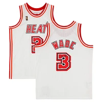 Maillot Swingman blanc classique autographié par Dwyane Wade et Mitchell & Ness par Miami Heat 2007-08