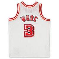 Maillot Swingman blanc classique autographié par Dwyane Wade et Mitchell & Ness par Miami Heat 2007-08