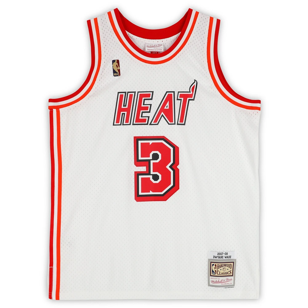 Maillot Swingman blanc classique autographié par Dwyane Wade et Mitchell & Ness par Miami Heat 2007-08