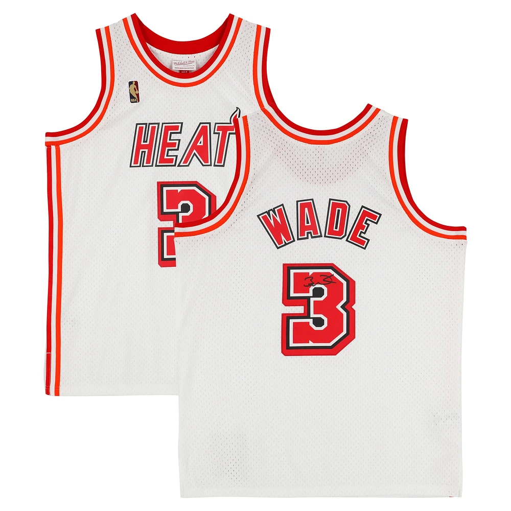 Maillot Swingman blanc classique autographié par Dwyane Wade et Mitchell & Ness par Miami Heat 2007-08