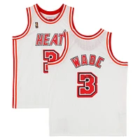 Maillot Swingman blanc classique autographié par Dwyane Wade et Mitchell & Ness par Miami Heat 2007-08