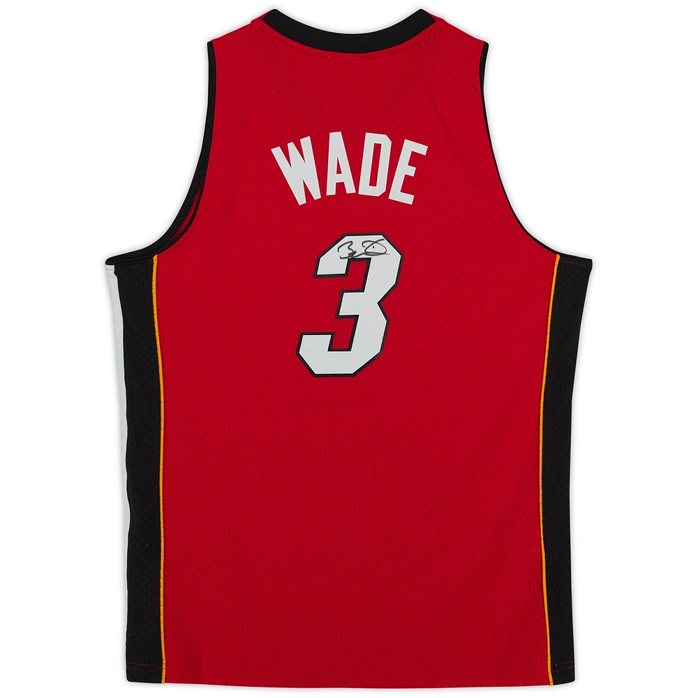 Maillot Swingman rouge autographié par Dwyane Wade Miami Heat Mitchell & Ness 2005-2006