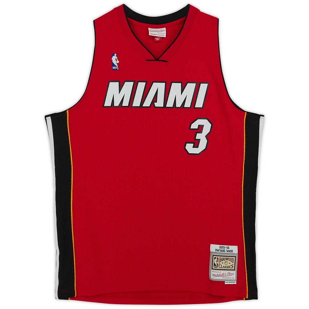 Maillot Swingman rouge autographié par Dwyane Wade Miami Heat Mitchell & Ness 2005-2006