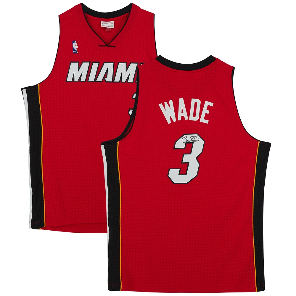 Maillot Swingman rouge autographié par Dwyane Wade Miami Heat Mitchell & Ness 2005-2006