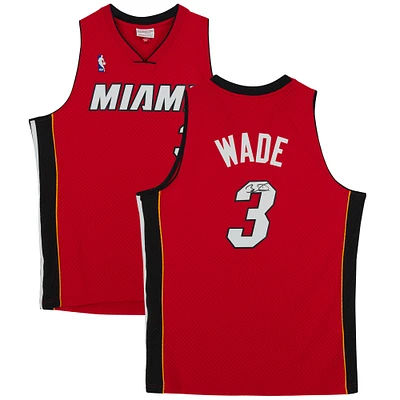 Maillot Swingman rouge autographié par Dwyane Wade Miami Heat Mitchell & Ness 2005-2006