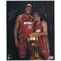 Gary Payton et Shaquille O'Neal Miami Heat dédicacés 16" x 20" posant avec la photo du trophée du championnat NBA 2006