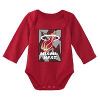 Infant Mitchell & Ness Black/Red Miami Heat Hardwood Classics Bodysuits Cuffed Knit Hat Set