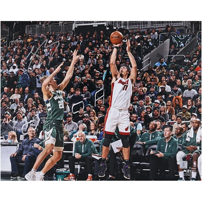 Photographie autographiée de 16" x 20" de Jaime Jaquez Jr. de Miami Heat lors d'un tournage en blanc