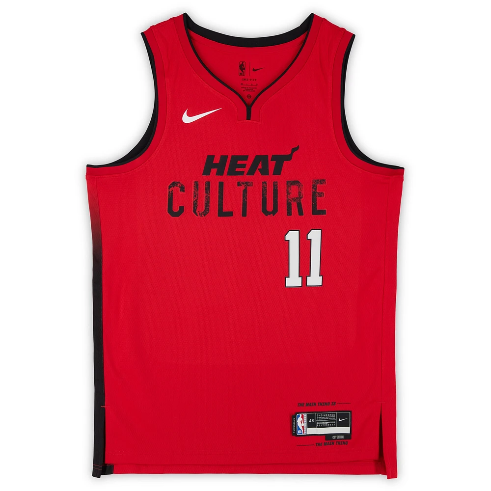 Maillot Swingman Nike City Edition 2024-25 rouge dédicacé par Jaime Jaquez Jr. Miami Heat