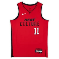 Maillot Swingman Nike City Edition 2024-25 rouge dédicacé par Jaime Jaquez Jr. Miami Heat