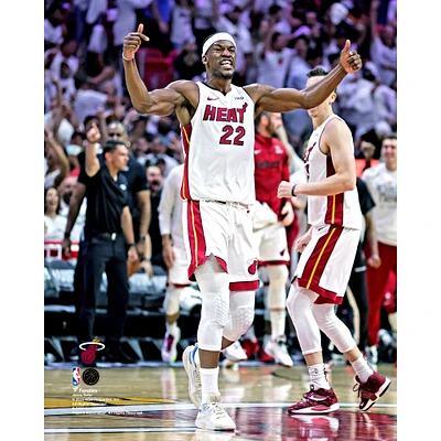 Jimmy Butler Miami Heat non signé célébrant la victoire du match 4